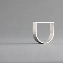 Laden Sie das Bild in den Galerie-Viewer, Minimalist 925 silver statement ring with a bold geometric silhouette.