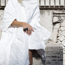 Laden Sie das Bild in den Galerie-Viewer, Lifestyle, Asteroid is wearing by a woman in Rome