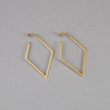 Laden Sie das Bild in den Galerie-Viewer, Contemporary geometric statement earrings handcrafted in gold-plated stainless steel.