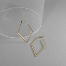 Laden Sie das Bild in den Galerie-Viewer, Geometric gold-plated frame earrings featuring a minimalist open diamond-shaped design.