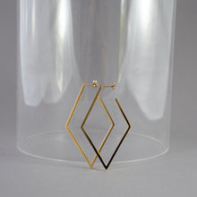 Laden Sie das Bild in den Galerie-Viewer, Architectural gold-plated earrings with clean geometric lines and lightweight open structure.