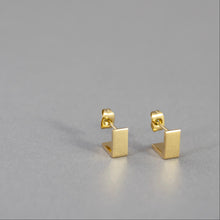 Laden Sie das Bild in den Galerie-Viewer, Mini geometric square earrings in gold-plated stainless steel.