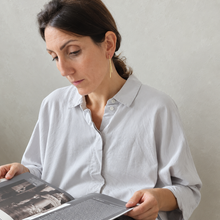 Laden Sie das Bild in den Galerie-Viewer, A woman weil she is wearing a Offset minimal earrings