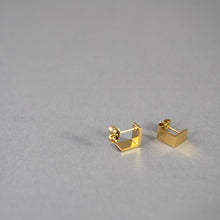 Laden Sie das Bild in den Galerie-Viewer, Minimalist gold-plated square earrings with an open geometric design.
