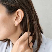 Laden Sie das Bild in den Galerie-Viewer, Mini Square Earring wearing by a woman 