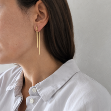 Laden Sie das Bild in den Galerie-Viewer, OFFSET earrings worn in an urban setting, highlighting their distinctive front-and-back silhouette