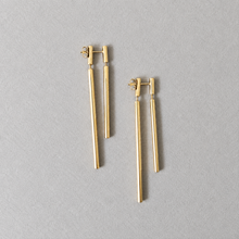 Laden Sie das Bild in den Galerie-Viewer, Gold-plated architectural earrings featuring a front-and-back linear design with offset hanging bars.