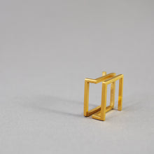 Laden Sie das Bild in den Galerie-Viewer, QUADRA geometric gold-plated ring featuring an architectural square design with clean minimalist lines.