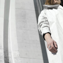 Laden Sie das Bild in den Galerie-Viewer, wearing the MK3 grey ring in the city